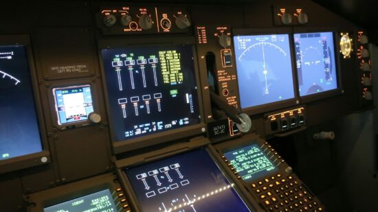 The cockpit of Boeing 747-400