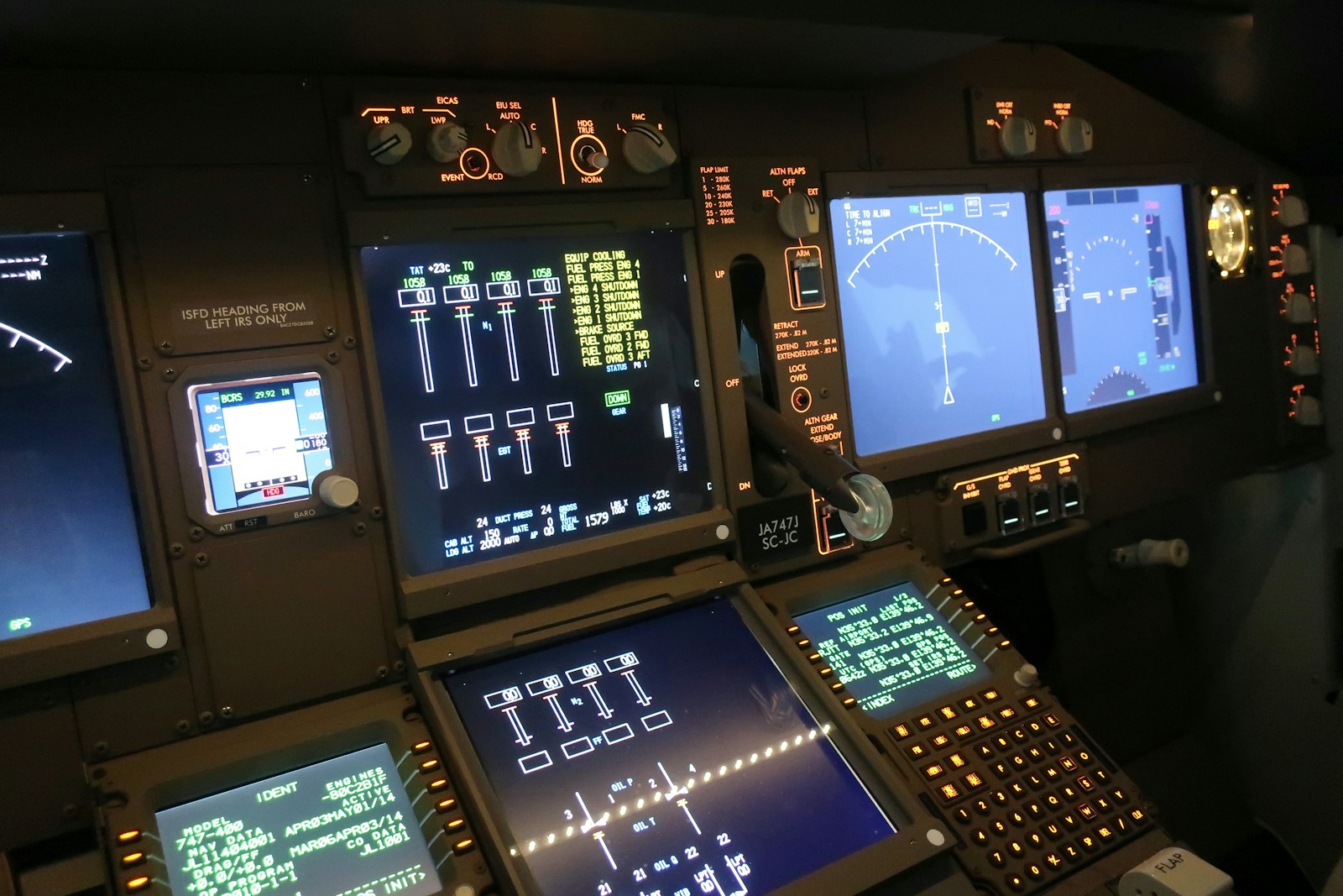 The cockpit of Boeing 747-400