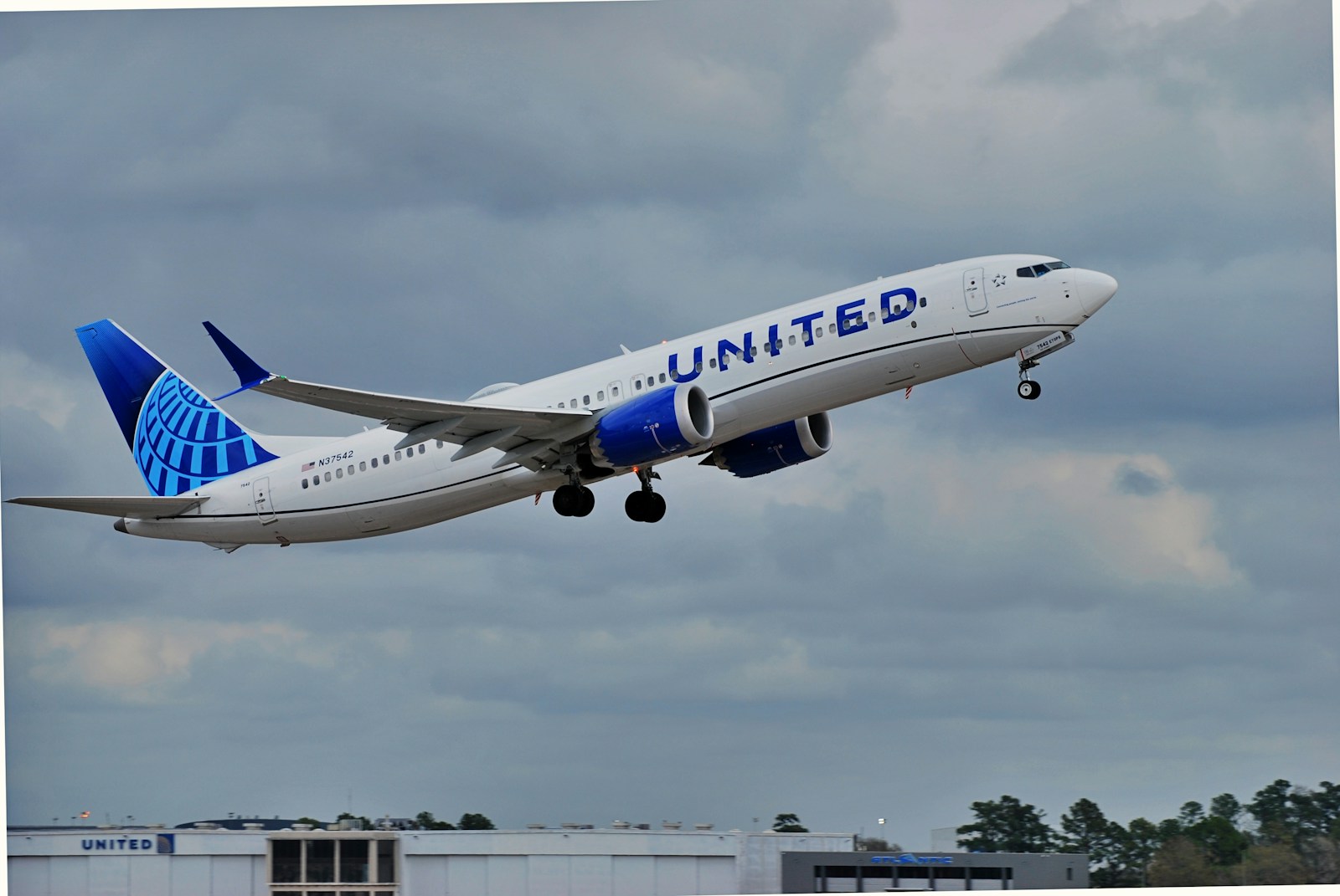 United 737-9 Max out of IAH